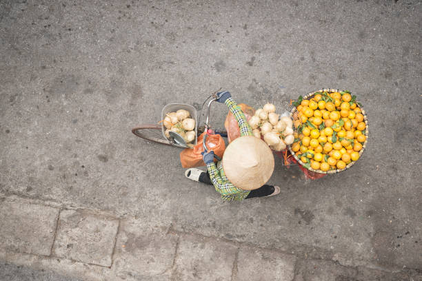 fruta de bicicleta empurra carrinho, vida de mercado de rua, bairro antigo, ha noi, vietnã - vietnam asia hanoi street - fotografias e filmes do acervo