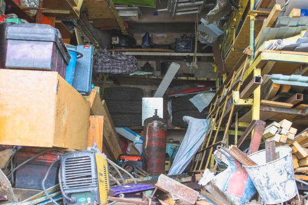 istock Big mess in an over stuffed suburban garage. 885899582