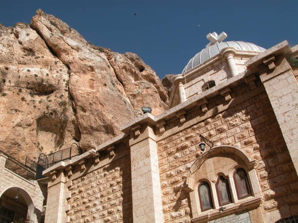 aldeia de maalula, na síria, o mosteiro e o christian. setembro de damasco, na síria. 2004. maalula pessoas falam aramaico de jesus - aramaic - fotografias e filmes do acervo