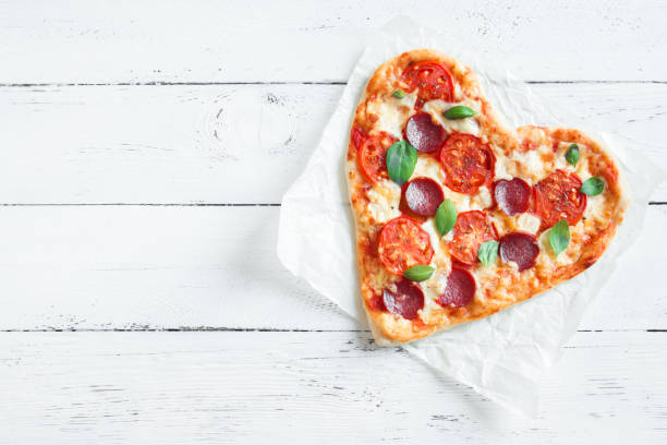 corazón en forma de pizza - sausage shaped fotografías e imágenes de stock