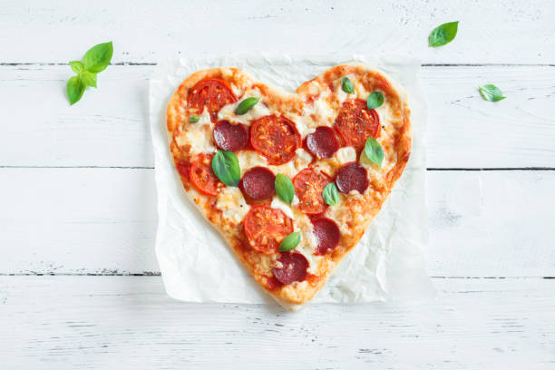 corazón en forma de pizza - sausage shaped fotografías e imágenes de stock