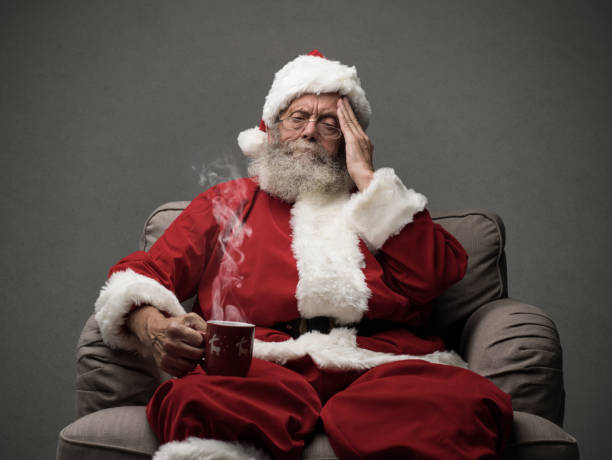santa claus est d’avoir un mal de tête - holiday emotional stress christmas santa claus photos et images de collection