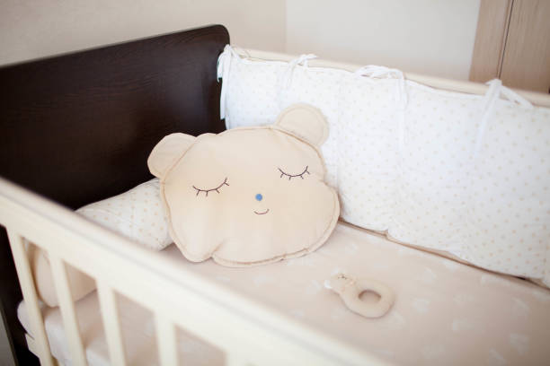 hermosa cuna con almohadas - domestic room child furniture nobody fotografías e imágenes de stock