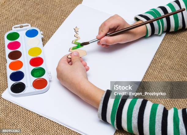 Die Hände Des Kindes Mit Pinsel Malen Einen Weihnachtsbaum Mit Aquarellfarben Lehren Aus Der Kreativität Der Kinder Stockfoto und mehr Bilder von Arm - Anatomiebegriff