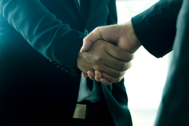 istock Businessmen shake hands and finish meeting in daylight. 885964736