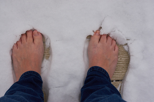 Self-absorption feet in fresh snow