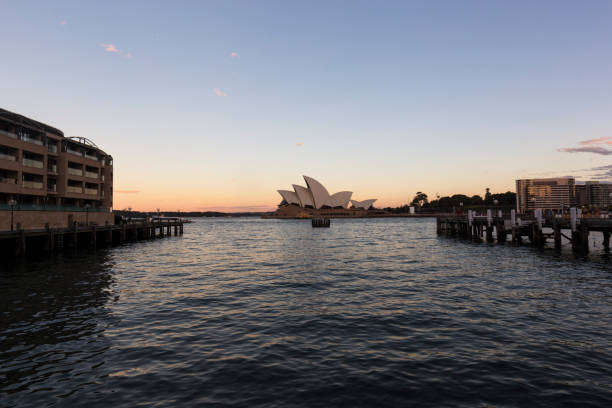 port de sydney le soir - sydney australia australia sydney harbor sydney harbor bridge photos et images de collection