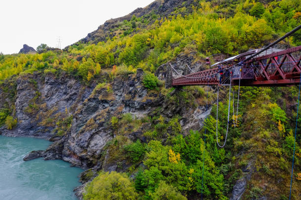 kawarau gorge suspension bridge, nouvelle zélande - kawarau river photos et images de collection