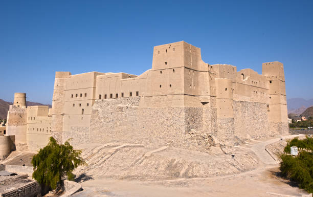 forte bahla. ad est dell'antica fortezza. oman. n - oman greater masqat fort tourism foto e immagini stock