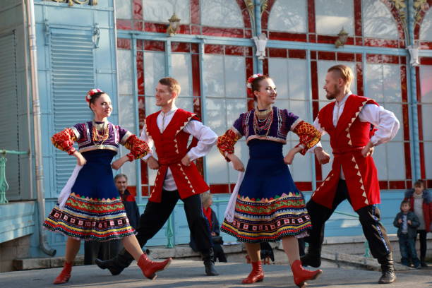 cosaques dansent sur la scène d’une danse folklorique. pyatigorsk, russie - traditional dancing photos et images de collection