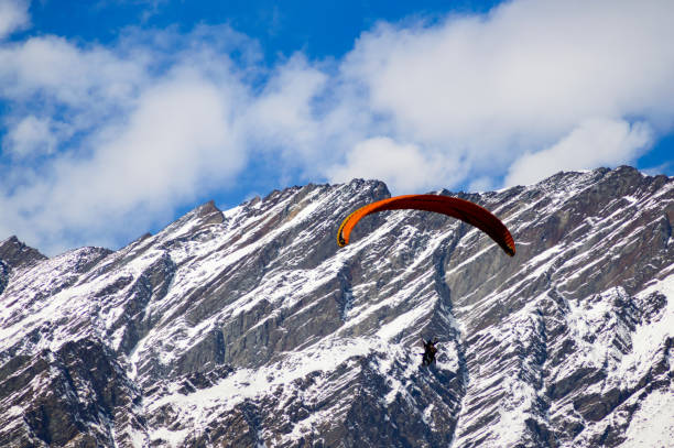 parapendio con montagna sullo sfondo a manali, himachal pradesh, india. - outdoors nature paragliding autumn foto e immagini stock