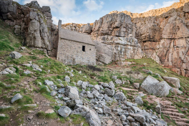 atemberaubende landschaftsbild der kapelle st. govan an pemnrokeshire küste in wales - wales south wales coastline cliff stock-fotos und bilder