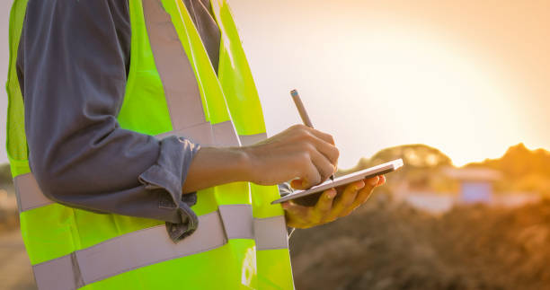 azjatycki inżynier z hardhat za pomocą komputera typu tablet kontroli komputera i pracy na placu budowy - crane mobile crane derrick crane construction vehicle zdjęcia i obrazy z banku zdjęć