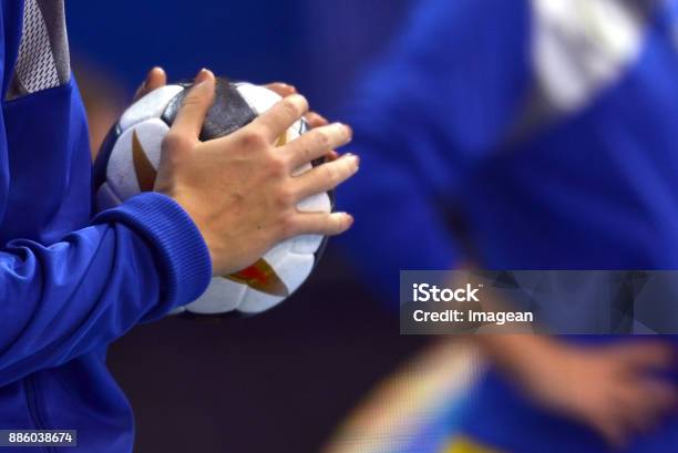 Jugador De Balonmano Femenino Foto de stock y más banco de imágenes de Falta de mano - Falta de mano, Frontón - Deporte, Balonmano femenino