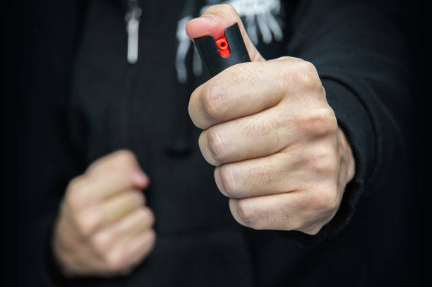 medios de autodefensa. - pulverizador de pimienta fotografías e imágenes de stock