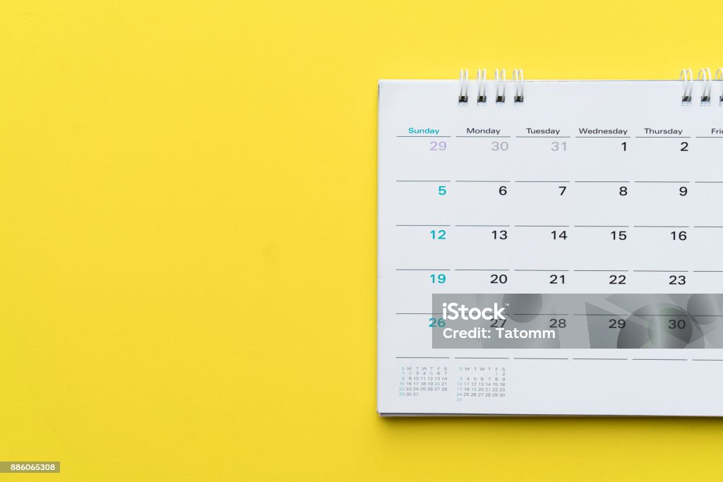 primo piano del calendario su sfondo giallo, pianificazione di riunioni di lavoro o concetto di pianificazione dei viaggi - Foto stock royalty-free di Calendario