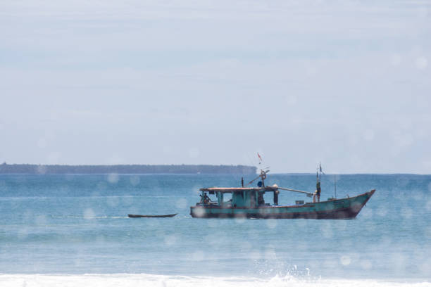 barco de pesca tradicional - indonesia bali fishing boat indian ocean - fotografias e filmes do acervo