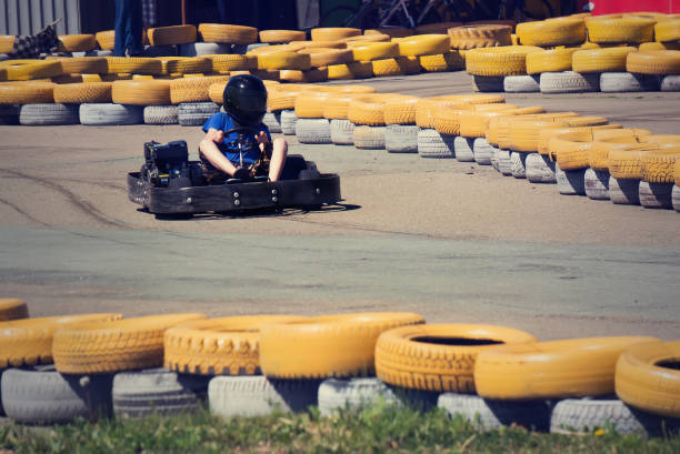 uma criança depende do mapa na pista de kart. - go cart - fotografias e filmes do acervo