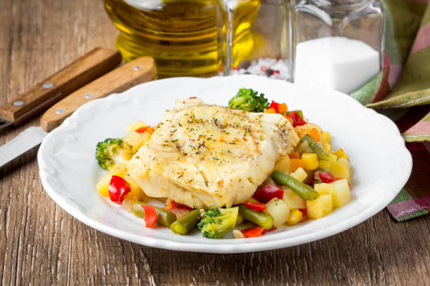 filetto di pesce bianco con stufato vegetale, merluzzo, spigola, tilapia, tresto, mais, broccoli, patate, peperoni, fagioli, cibo sano, pranzo fatto in casa tatsy - cod foto e immagini stock