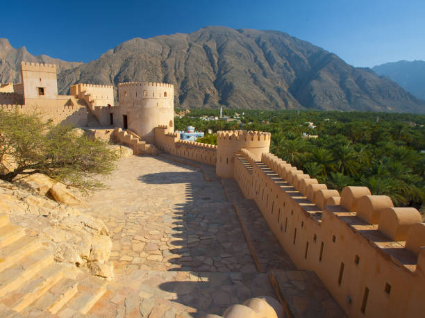 フォート バティナ形式紙幣、オマーンの古代の要塞 - oman greater masqat fort tourism ストックフォトと画像