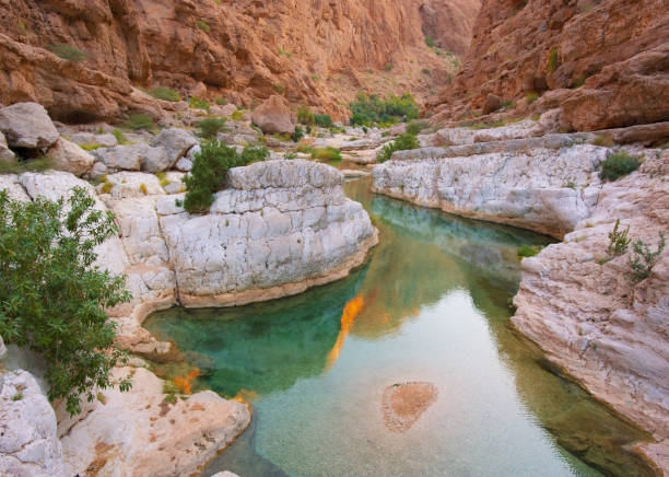 горное озеро. красивые горные пейзажи. вади бани халид. оман ". н - wadi bani khalid стоковые фото и изображения