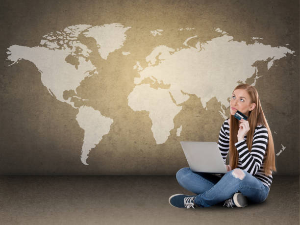 istock Woman shopping online 886089568