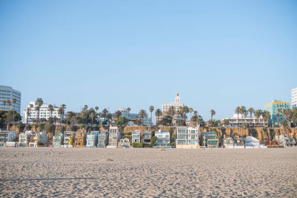 case sulla spiaggia di santa monica - santa monica beach california house foto e immagini stock