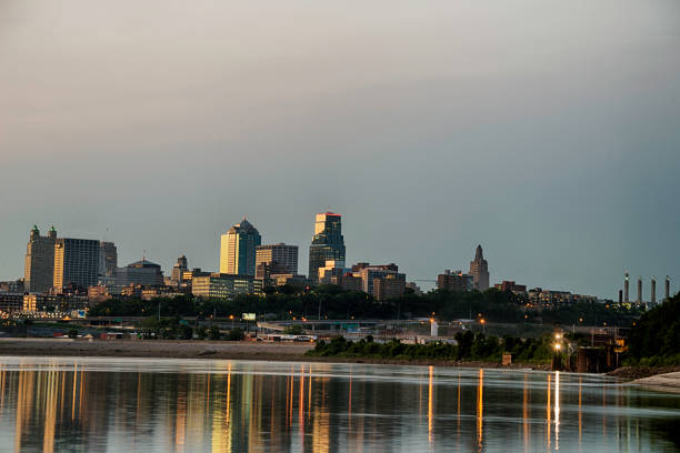 канзас-сити скайлайн - kansas kansas city missouri city skyline стоковые фото и изображения