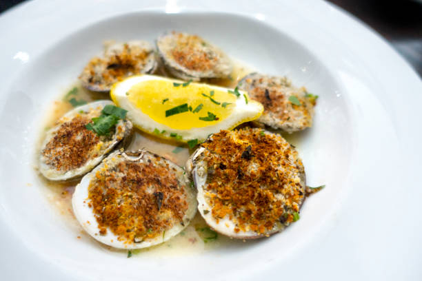 запеченные моллюски блюдо масло - clam стоковые фото и изображения
