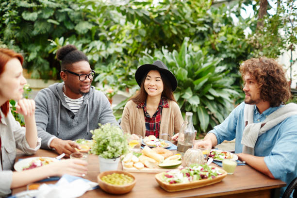 istock Talk of friends 886131664