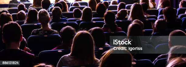 Persone Nellauditorium Che Guardano Lo Spettacolo - Fotografie stock e altre immagini di Cinema - Cinema, Pubblico, Spettacolo teatrale