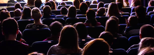 ludzie na widowni oglądający spektakl - audience zdjęcia i obrazy z banku zdjęć