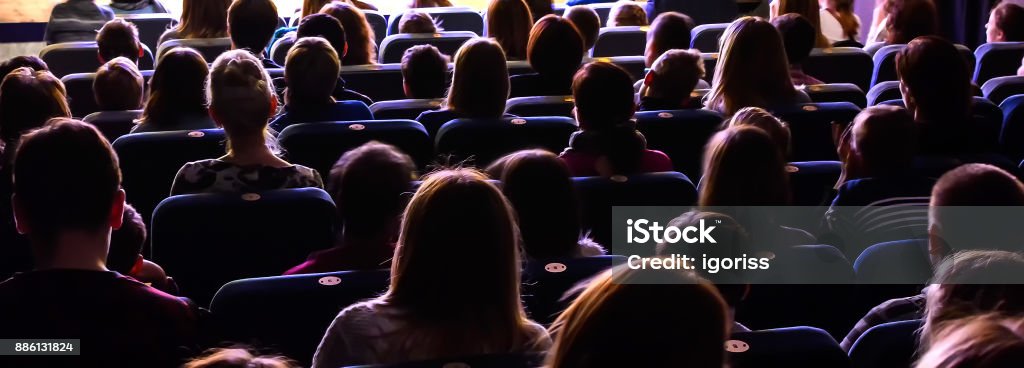 Pessoas no auditório assistindo o desempenho - Foto de stock de Cinema royalty-free