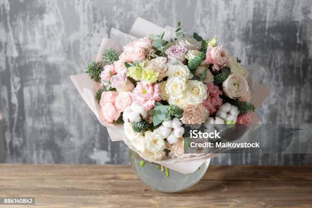 Photo libre de droit de Beau Bouquet De Fleurs Mélangées Dans Un Vase Sur La Table En Bois Le Travail Du Fleuriste À Un Magasin De Fleurs banque d'images et plus d'images libres de droit de Fleur - Flore