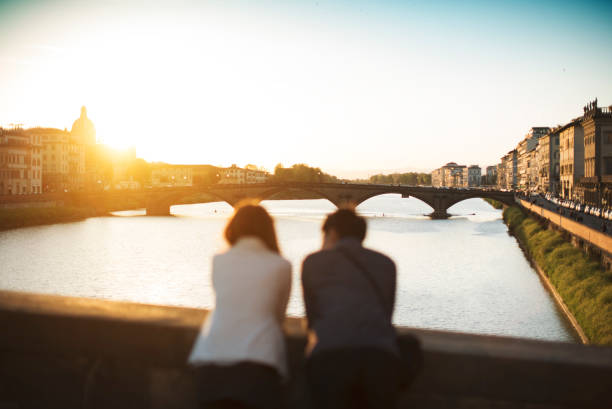 paar von touristen in florenz, in italien - ponte vecchio stock-fotos und bilder