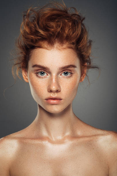 istock Red haired woman with shiny and curly hairstyle 886163314