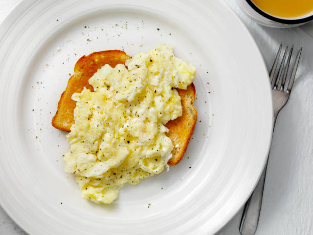 leicht, flauschig und buttrig rührei auf toast - butter bread breakfast table stock-fotos und bilder