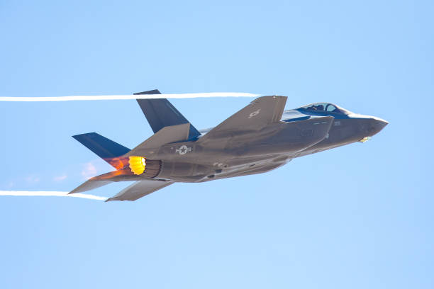 날개의 가장자리에 결로 산책로와 애프터에 높은 g 기동에 f-35 번개 ii - fighter plane jet military airplane afterburner 뉴스 사진 이미지