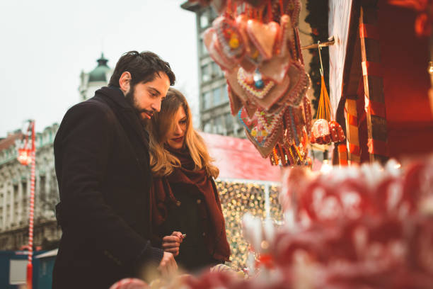 istock Couple at christmas market 886182910