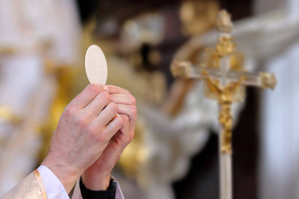 priester feiern die heilige messe in der kirche - priester stock-fotos und bilder