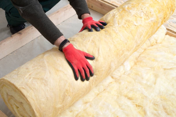 istock worker insulates the floor with mineral wool 886186518