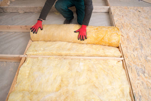 istock worker insulates the floor with mineral wool 886186524