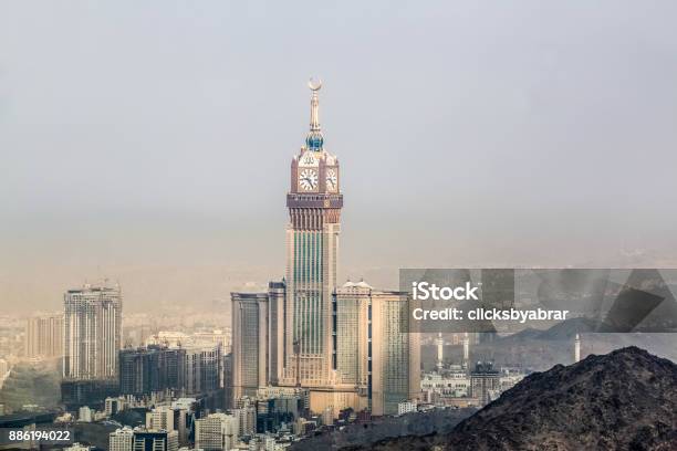 Foto de Bela Vista Da Torre Do Relógio A Torre De Meca E A Cidade De Makkah Arábia Saudita e mais fotos de stock de Meca - Arábia Saudita