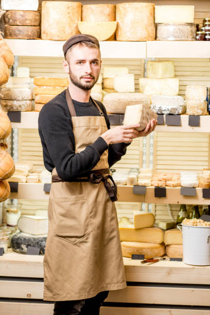 portrait de vendeur de fromage - cheese making photos et images de collection