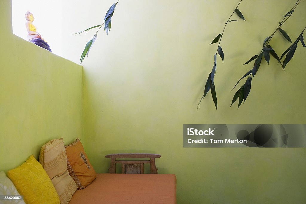 Sofá cama en la sala, con plantas verdes - Foto de stock de Los Ángeles libre de derechos