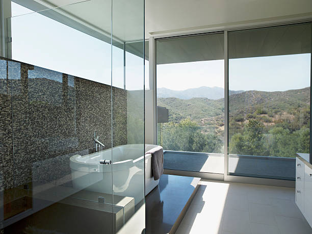 moderno baño con bañera de - bathroom shower glass contemporary fotografías e imágenes de stock