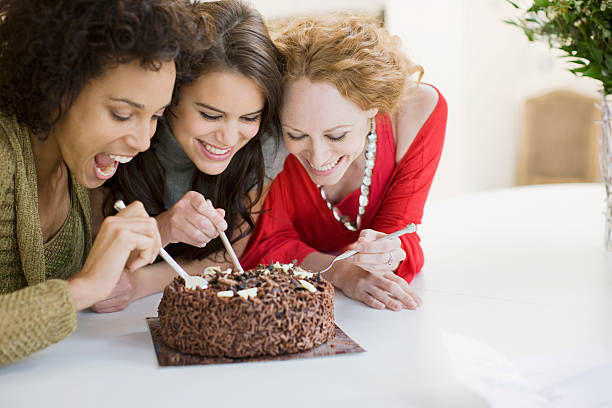 друзья едят шоколадный торт - day expressing positivity clothing desire стоковые фото и изображения
