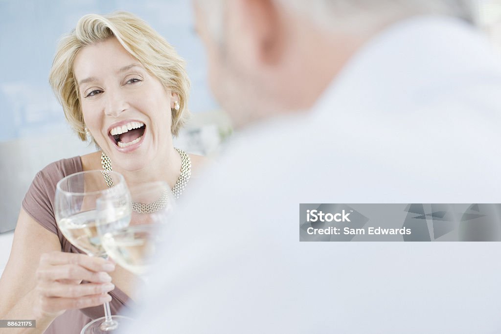 Casal de beber Vinho Branco - Royalty-free 45-49 anos Foto de stock