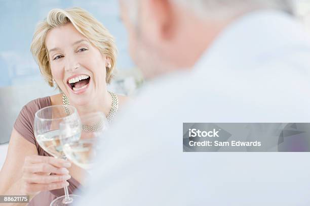 Casal De Beber Vinho Branco - Fotografias de stock e mais imagens de 45-49 anos - 45-49 anos, Adulto, Adulto maduro