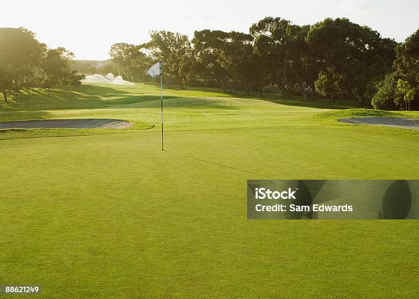 Photo libre de droit de Drapeau Sur Le Putting Green Du Parcours De Golf banque d'images et plus d'images libres de droit de Parcours de golf - Parcours de golf, Golf, Putting-green